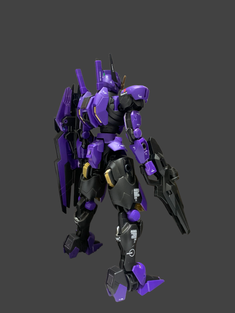 黒はガイア黒サフそのまま金はガイアEXゴールド、紫はガイアパープルバイオレット、基本色は3色のみ。