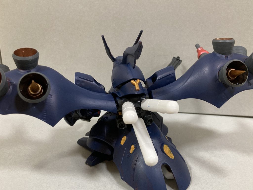 背部のバーニアに紛れてサイコジャマー増幅器の突起を配置。でもたぶんアムロは気づいて破壊してくる。