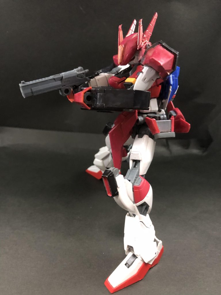 接近戦での取り回しを考慮したビームハンドガン。射程を犠牲に威力を維持したまま小型化に成功したビームライフルという設定。塗装しようか悩んだんですが、元の色をわりと気に入っているのでそのままに・・・