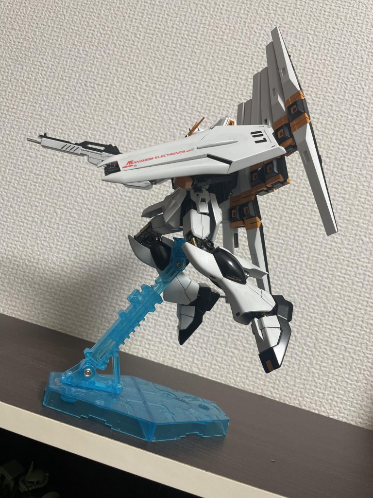 「こちらエリック・ストライダー、01発進する。」緊張感のある発進にまだ慣れきっていない雰囲気を感じさせる彼はAE社のニュータイプ適性試験で見出されたテストパイロットである。機体性能実証訓練をこなしてはいるが、νガンダムの高い性能を出しきれずにいた。「エリック、今日は良いデータを出しなさいよ！あ、あと機体は絶対に壊さないでよ！！」通信機器から流れてくる若い女性エンジニアのモニカ・ハーランドからの通信にエリックは肩をすくめる。「善処するけどやる前からプレッシャーかけないでくれよ…」ため息混じりに答えるとエリックはνガンダムを加速させた。