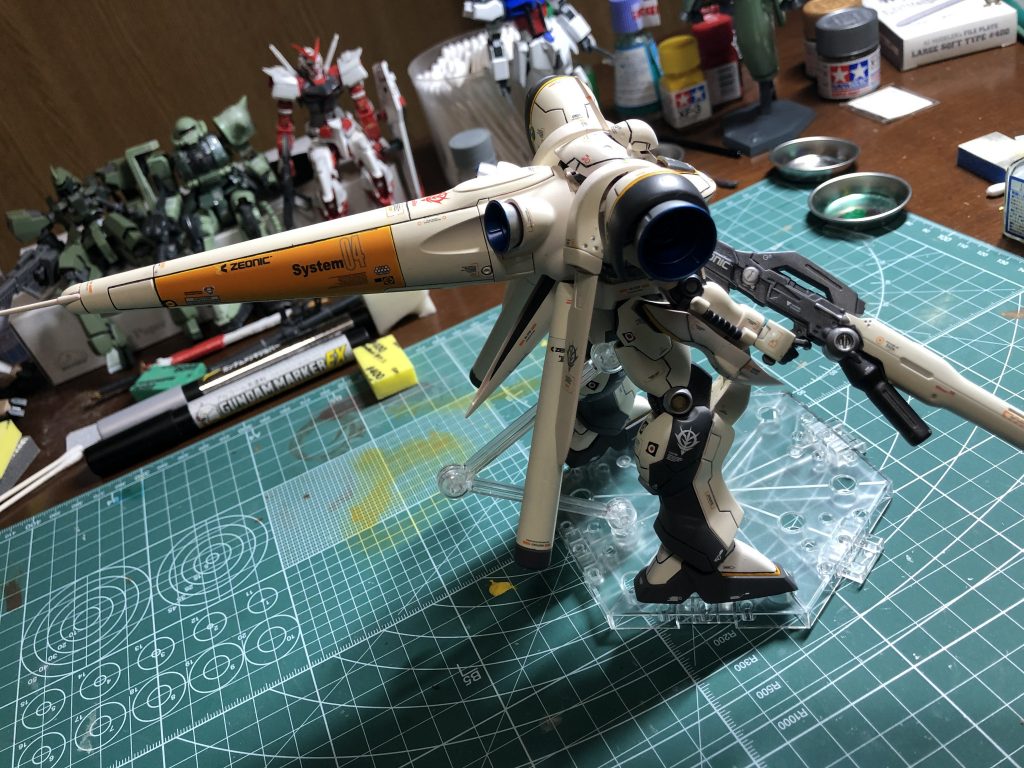 右側面からジオンのシンボルを貼りましたが、この機体はジオンで良かったのか立ち位置が複雑な機体だと悩みます