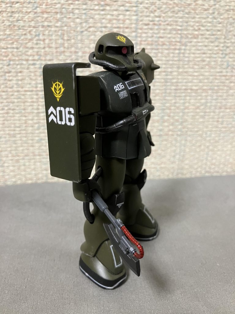 拳とヒートホークはオリジンザクから移植しました。オリジンザクのシールと市販のデカールを適当に貼ってます。