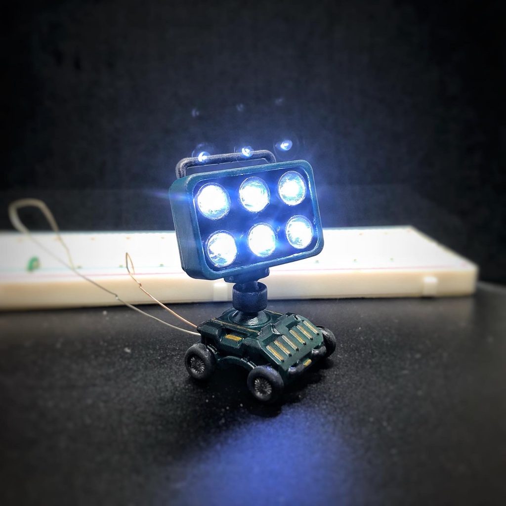 床面からも照らせる様に投光器も作りました。