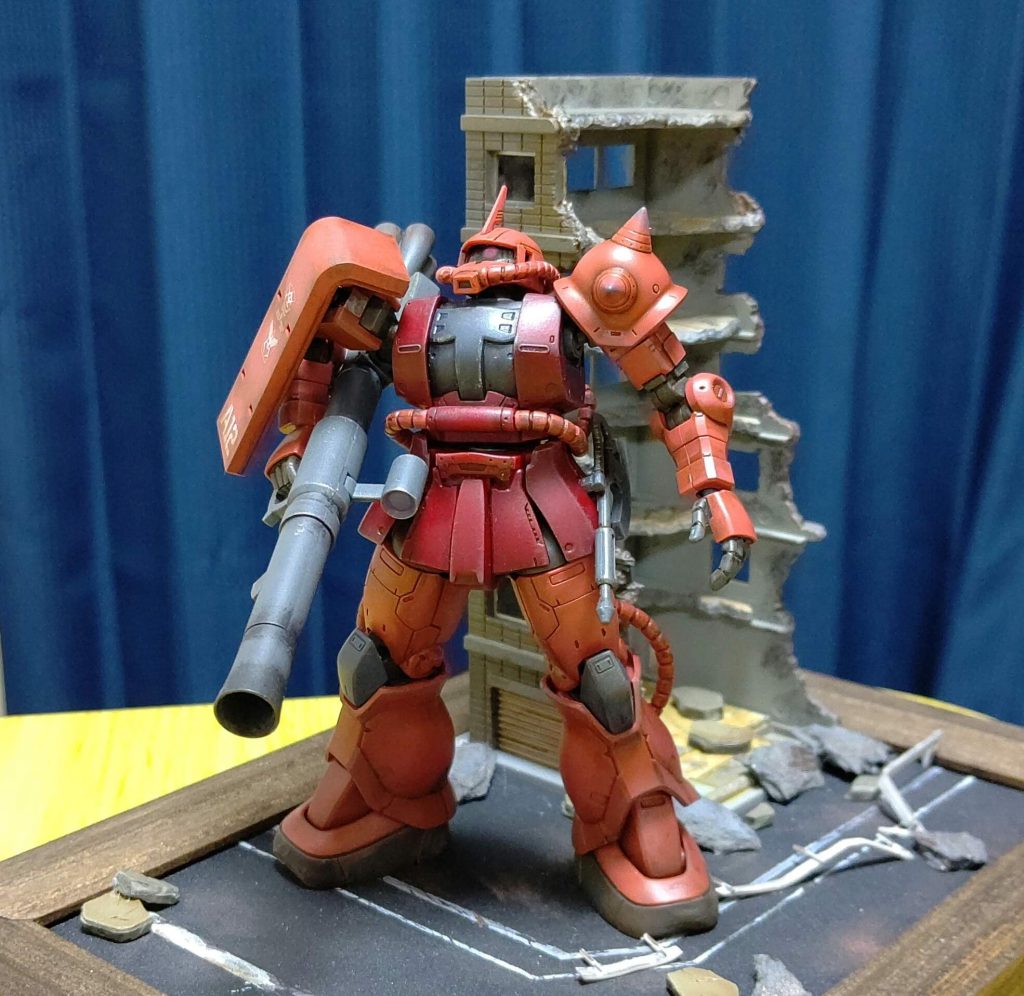 オマケ実はかなり前にこのシーンのシャアザクをオリジン版で作っていました。ウェザリングとつや消しトップコートだけで、合わせ目も消してませんね。