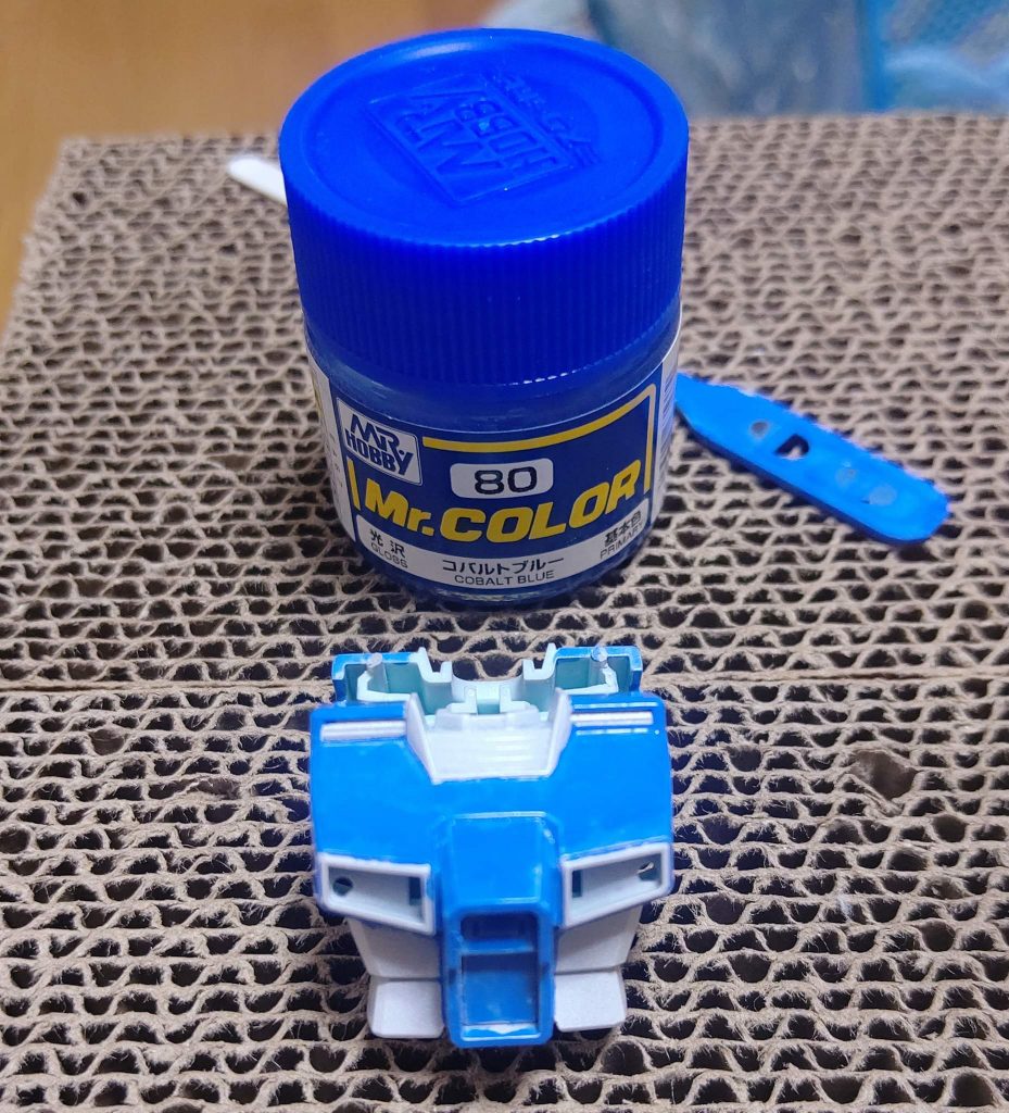 胸の青はどうしても「センチネルブルー」にしたかったのですが、水性では再現できないので、やむなくMr.カラーのコバルトブルー＋白を筆塗りすることに。薄めに希釈して重ね塗りを繰り返し、なんとか塗り遂げました。（クレオスの青はラッカーと水性で全然色味が違うんですね）    