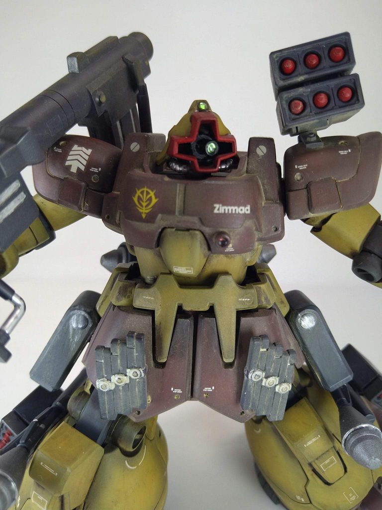 素体はHGドムトローペンサンドブラウンキンバライト鉱山部隊所属ガトーを宇宙へ上げるマスドライバーの発射時間を稼ぐため、特攻仕様として急造した機体。そんな沢山の妄想を乗っけてみました。