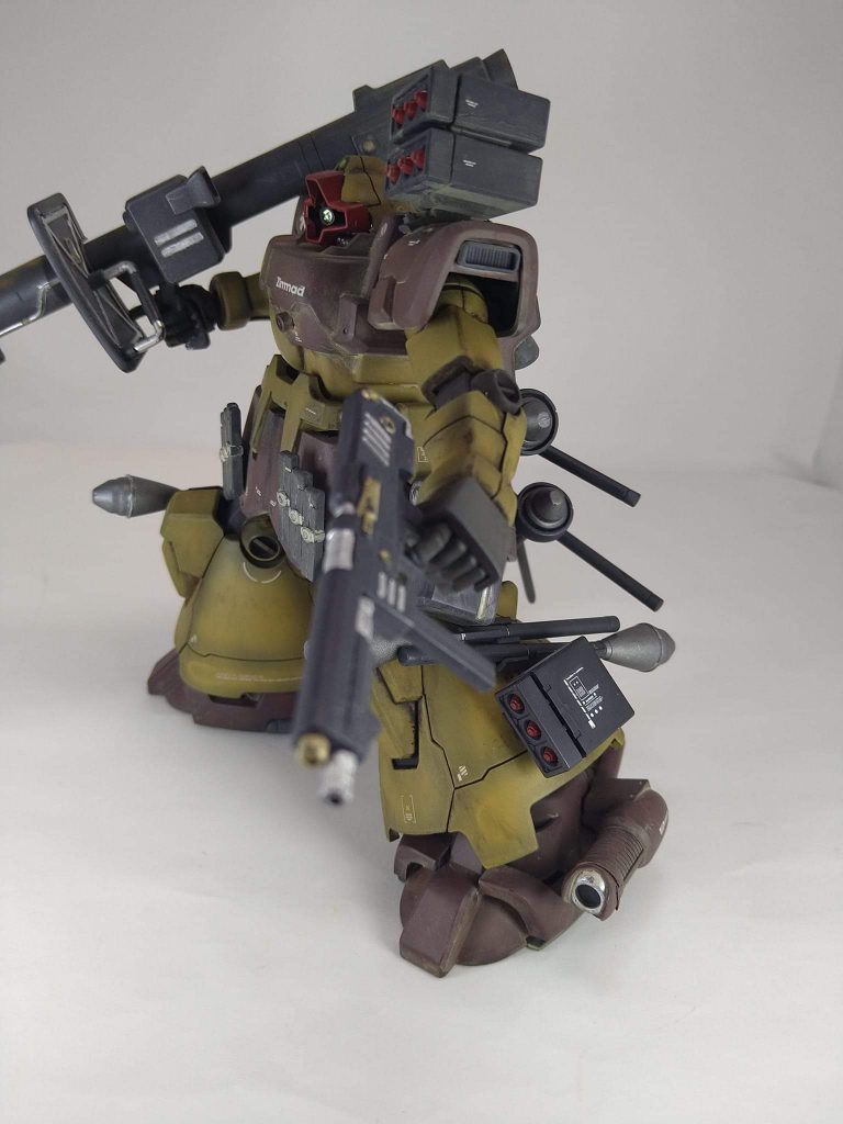 アルビオン絶対堕とすマンとして突撃出来るようにジェネレーター出力は機動系に全振り。その為、緊急時の胸部ビーム砲以外の武装はほぼ実弾系。急造っぽくするため、システムウェポンキットのシュツルムファウストやHGザクⅡから流用したミサイルポッドを無理矢理くっつけた様にしています。