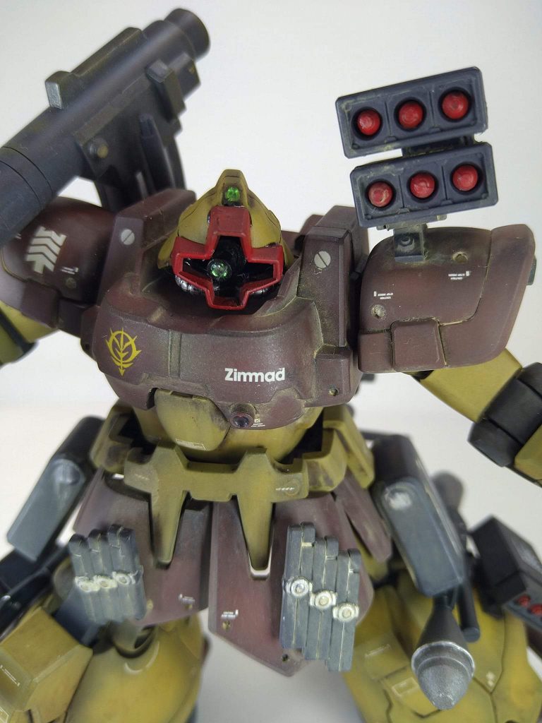 モノアイは別パーツで稼働する様にしました。後で動かす為にカバーはしてません(汗)ウェザリングマスターで汚してあります。