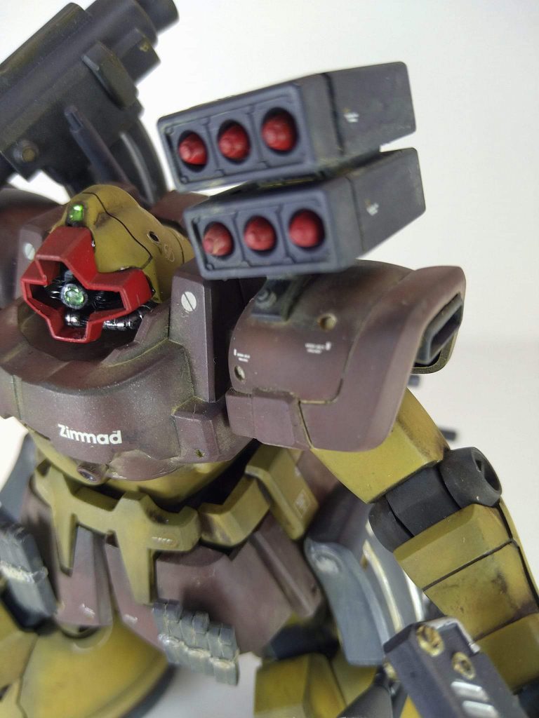 後付のミサイルポットはHGザクⅡからの流用撃ち切ったらデッドウェイトを抑える為、炸裂ボルトでパージする妄想をしています。