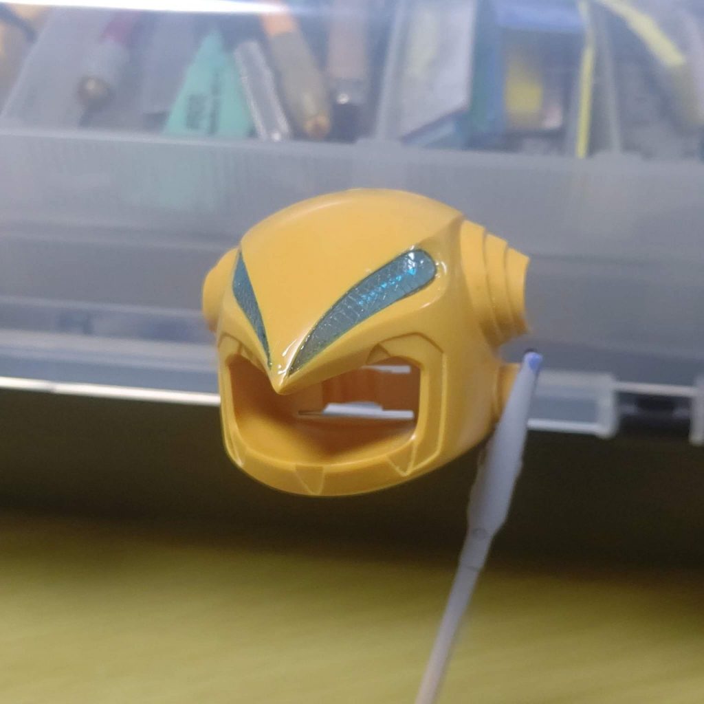 シリコンを外すとこの通り。はみ出たレジンを削って完了です。一部型がしっかり取れてない所もありましたが、初めてにしては上々じゃないでしょうか。この後、クシャクシャにしたアルミホイルを内側に詰めておきました。