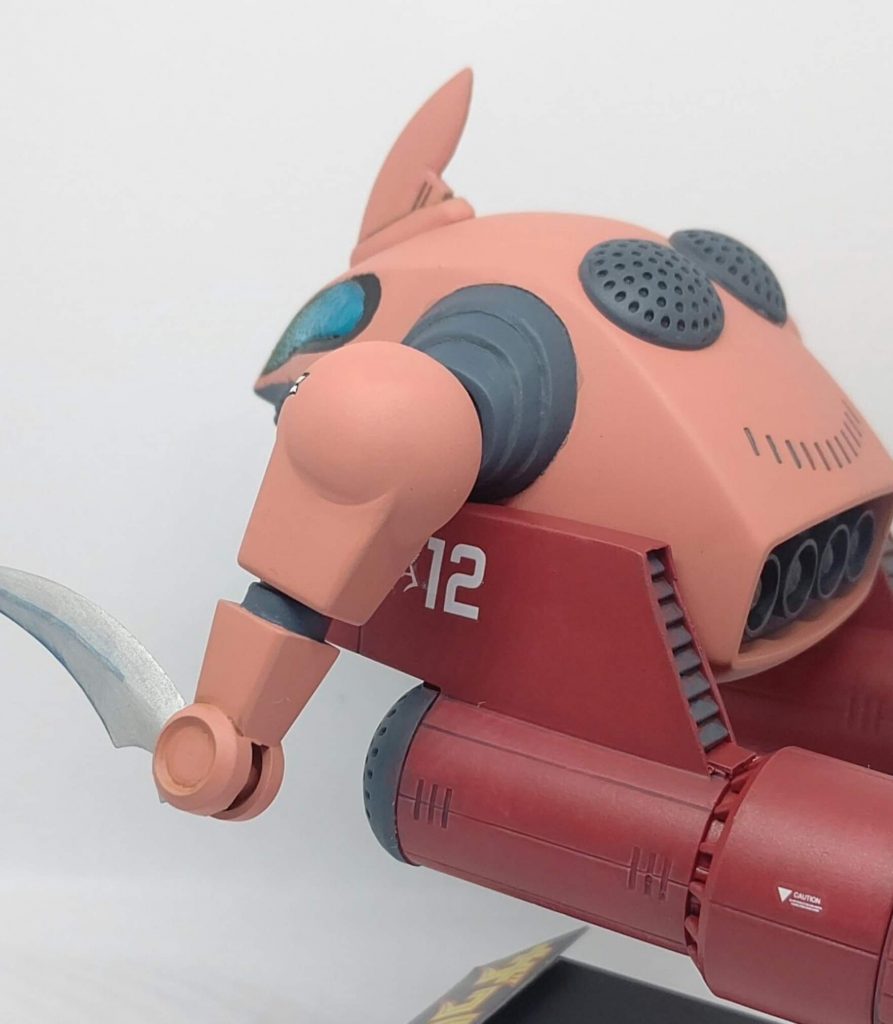 ところで私は、パーツをある程度バラした状態でデカールを貼るのですが、それでよく失敗するのです。この通り、せっかくのデカールを、脇の下のよく見えない所に貼ってしまいました。  ※カラーリングについてはノーコメントです。