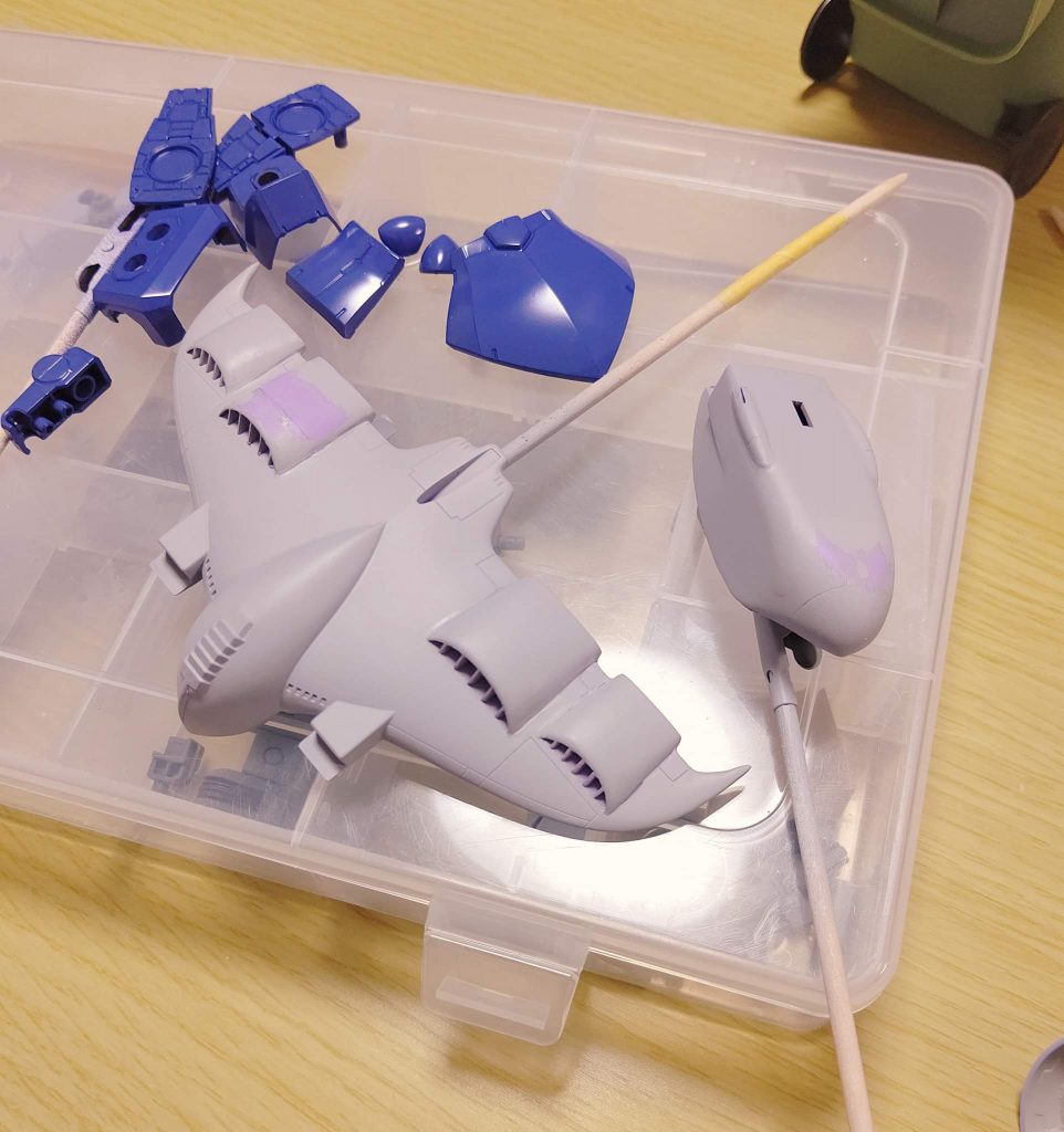 旧キットの宿命ですが、とにかく各パーツの段差、隙間を埋める作業にかなりの時間を取られました。いっそエンジンユニットを一旦切り離して、整形してから元に戻した方が楽だったかもしれません。一緒に写ってるのは同時に作っていたギャンのパーツですね。