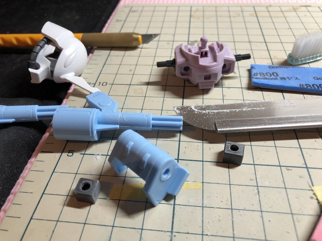 ウィザードの接続はまず、ガトリングの位置を調整するために、ジャンクパーツで適当にスペーサーを作ってガトリングの位置を左右ずらしてからブレイズウィザードのジョイントの突起を移植しました。