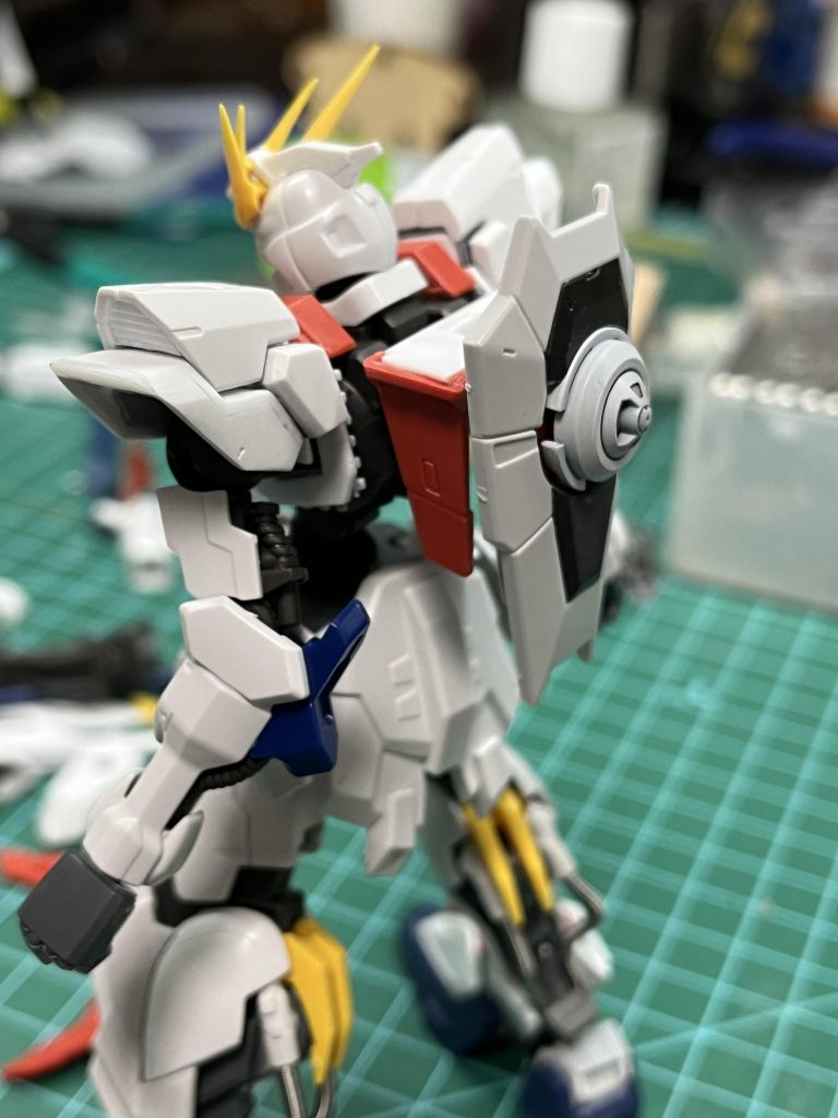 腕はバルバトスを使用肩はバラバラに刻んで少しボリュームアップ脚はふくらはぎ側をカットして余りの爪らしきパーツをでガチャガチャな脚背面を