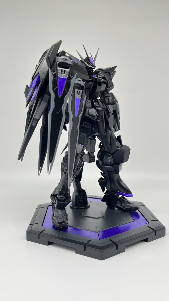 各面から。ビルドシリーズでブルーフレームからの改造機を想定。 組み替え ミキシング プラ板工作でノーネイムを使わずノーネイム風なアシンメトリー機を作るをコンセプトに制作。