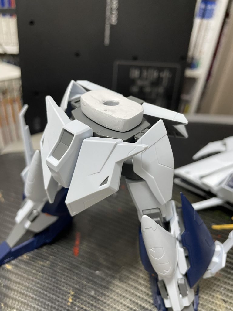 アクションベースのパーツでクスィーの胴体の軸がちょうど入る穴が空いてるパーツがあったので、それにパテをくっつけてテキトーに作った胴体延長パーツです。プラ板を重ねてやるみたいな定番のやつが自分にはできなさそうだったのでてきとーに自己流でやってみましたけど、なんとかなりました!