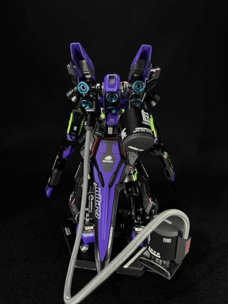 サイバーパンクとして意識したもの③「エネルギーパイプ」カラーリングがエヴァっぽいなぁと気付いてからの改造ですが、コイツは充電式にしようと機体右側は電力を溜めておくところ、左側は充電ケーブル、土台には発電機をつけてみました。 