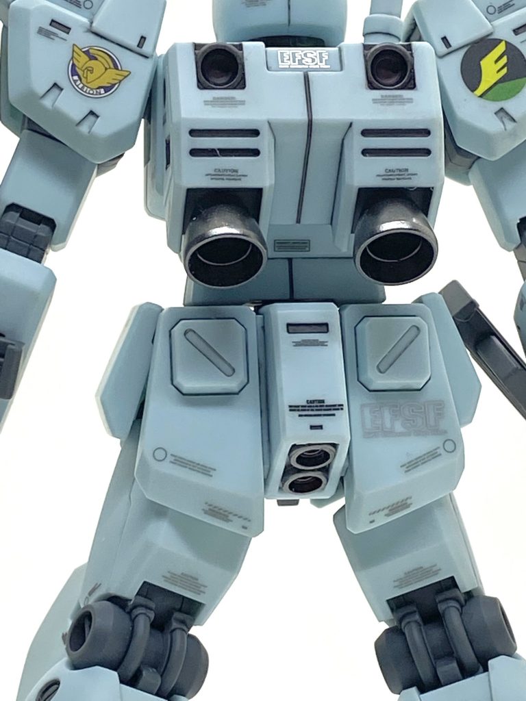 右肩の後ろにバニング大尉のパーソナルマークを左肩にアルビオンのマークのデカールを貼っています。