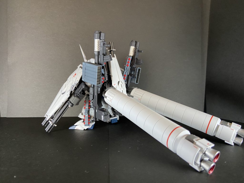 プロペラントタンクは半分位の長さで丁度いいのはわかってるのに、今回もHGUCのキットそのままの長さで使ってます。このアンバランス加減が好きなんですw