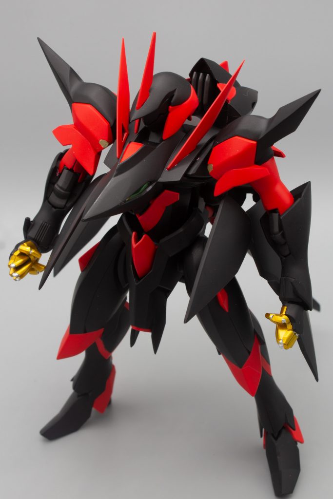 頭部や襟、肩や胸のパーツ、羽先等々各所の鋭角化を行っています。