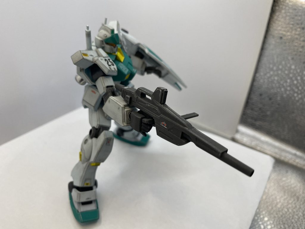 付属のジムライフルが持ち難かったので、旧HGのガンダムMkⅡから拝借して持たせました。時代設定も丁度良くて違和感ありません