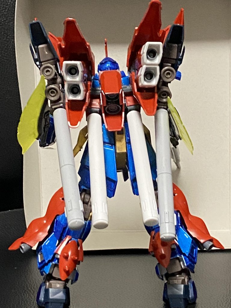 背中はシナンジュのパーツでスタインのパーツで接着させてます。