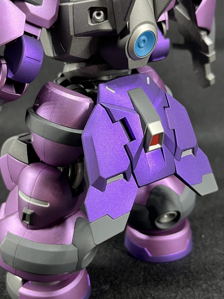 下半身後ろいつもなら単色塗りつぶしで済ませていたような部分も、色を足すことでワンランクアップしたように感じられます。ただ、既存モールドをとりあえずシルバーで埋めるのは悪い癖というか、まだまだ勉強が必要な部分でしたね。