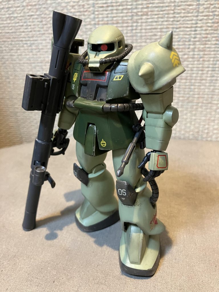 モノアイは磁石をピンクに塗って可動できる様にしてみました。頭はMGザクと同じ位のサイズです。愛嬌のあるフォルムがたまりません🤤