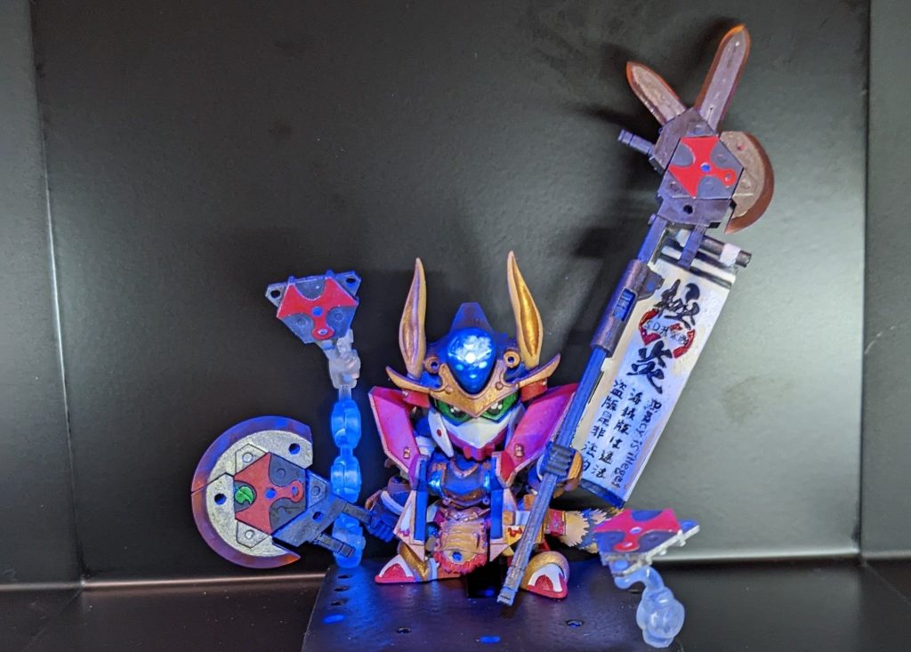 “極炎招来”と唱えることで現れる極炎旗、羽織を装着した姿。タヌキガンビットも炎を纏った特殊なものに変幻。