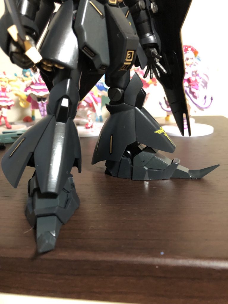 つま先。とんがったつま先はまんまHGHMアトールの余りパーツを少し削っただけのポン付けで使用。ちょっとだけモー〇ーヘッド風に。全体を半光沢トップコートで渋めに。ここはまだ悩みどころ。テカテカ光沢も似合いそうだし、ツヤ消しの渋い感じも禍々しさも出るかな、と。まだ変更するかもしれないところ。と、いうわけでモー〇ーヘッド風のHGUCサザビーでした。では、股に手