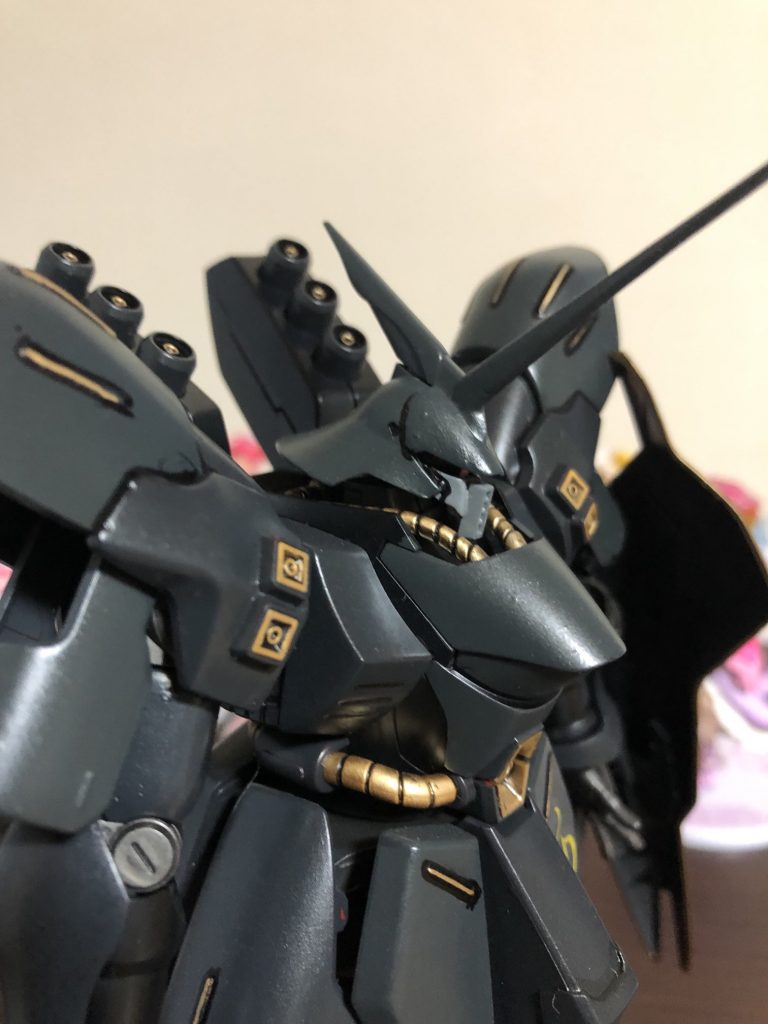 顔のアップ。フェイスマスクをややザク風味にして、一本ツノを追加工作してみました。かなり禍々しい、かつザクの系譜=ジオン系、と言った感じにしてみました。本当はHM・アトールの雰囲気に近づけてみたいな、と思ったり。