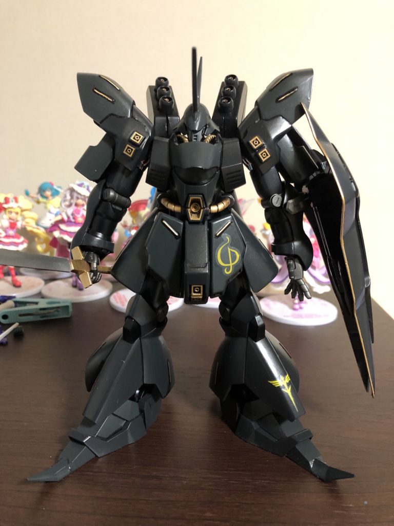 フロントビュー。HGUCサザビーはもう10年以上前のHGICとなってしまいましたが、少ないパーツ数ながら重厚なスタイルをよく再現したキットです。ポリキャップやABSを使っていて、各部が安定しててグラグラしないところが今のHGUCとは違う所、ですかね。関節可動がそこそこですが、個人的にはあまりブンドドしないで飾っておくだけなので及第点です。あえて各部にハードなディテールが施されていないのは評価の分かれるところです。リアルグレードが発売されてやや見向きもされなくなったいますが(?)まだまだいいキットです。