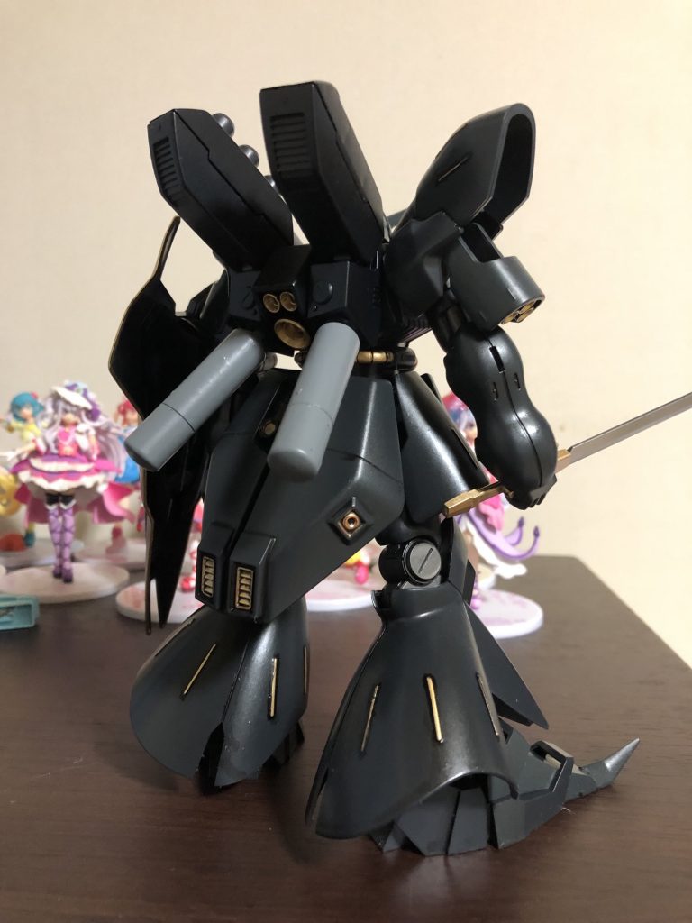 バックショット。後ろ姿はあまり変わっていませんが。ただ黒く塗るだけでは少々つまらないので、顔等各部をいじってみました。ご存じの通り赤サザビーは色の差は少ないですが2色ツートン+ブラックが基本の色指定なので、一応濃淡のグレーに塗り分けています。薄いグレーは「タイヤブラック」、濃いグレーは「ジャーマングレー」の筆塗りです。それだけだと真っ黒くろくろすけなので、差し色にゴールドを使ってみました。プロ野球の日本シリーズを見ているせいか、オリックス・バファローズのユニフォームの雰囲気になったかな、と(笑) 濃淡グレーの差があまりなかったかな、というのは反省点。