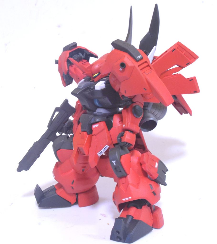 気になった部分を別パーツで置き換えました。・つま先→豚足みたいだったのでヤクトドーガに・Fアーマー→シナンジュスタイン・肩のスパイク→AGEシリーズの何かの脚パーツ・ビームライフル→ペラペラだったのでズサのものに・ハンドパーツ→ビルダーズパーツ