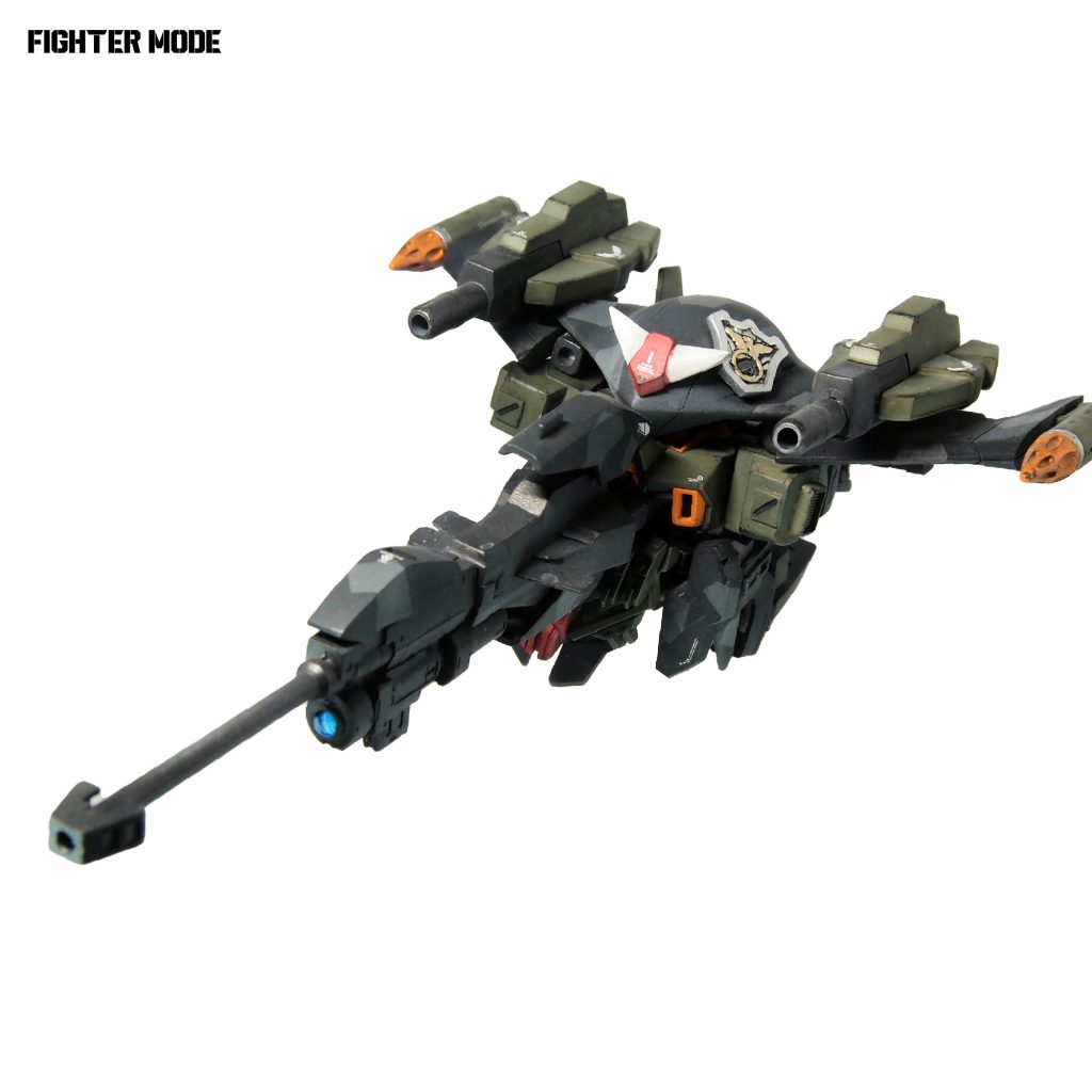 空戦形態「ブラックストライカー」変形後のフォルムもボテっとした感じにならないよう、主砲や羽を前後左右に広げることでスマートさを出すよう心がけました。