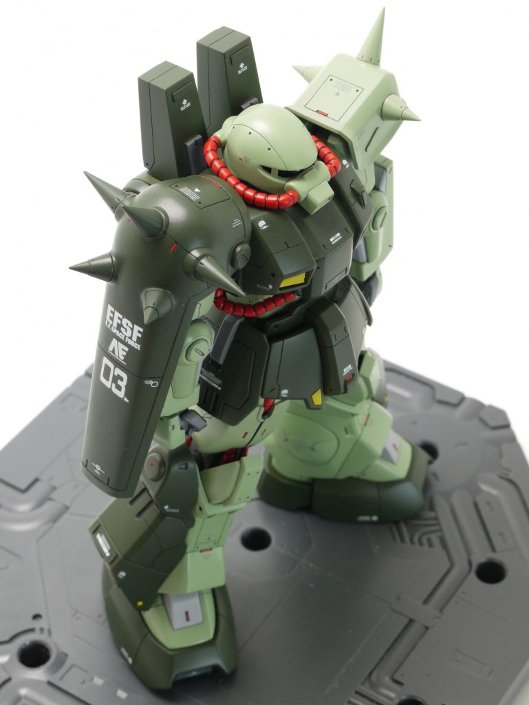 ガンプラ復帰後、初めて1/144のMSを作りましたが、老眼には厳しいですね…。当たり前ですが、小さい頃はそんなことは考えもしませんでした。一方でコレクションするにはちょうど良いサイズですね。