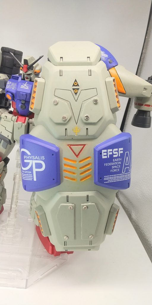 盾のアップです。中央の溝はルーターで堀込ました。