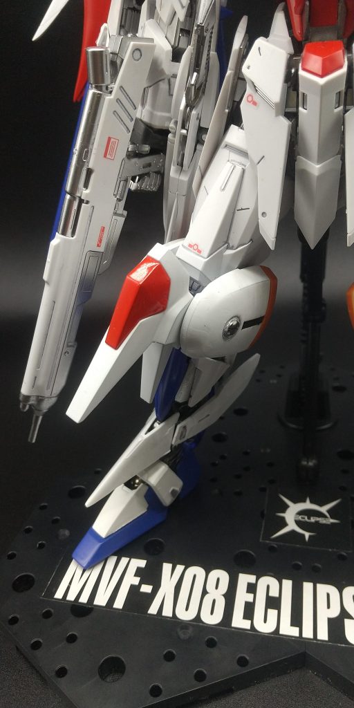 すね当てみたいなものを、小型化しました。膝にルーターであなを開けクシャトリヤのパーツを取り付けました。足をディステニーに変更しました。