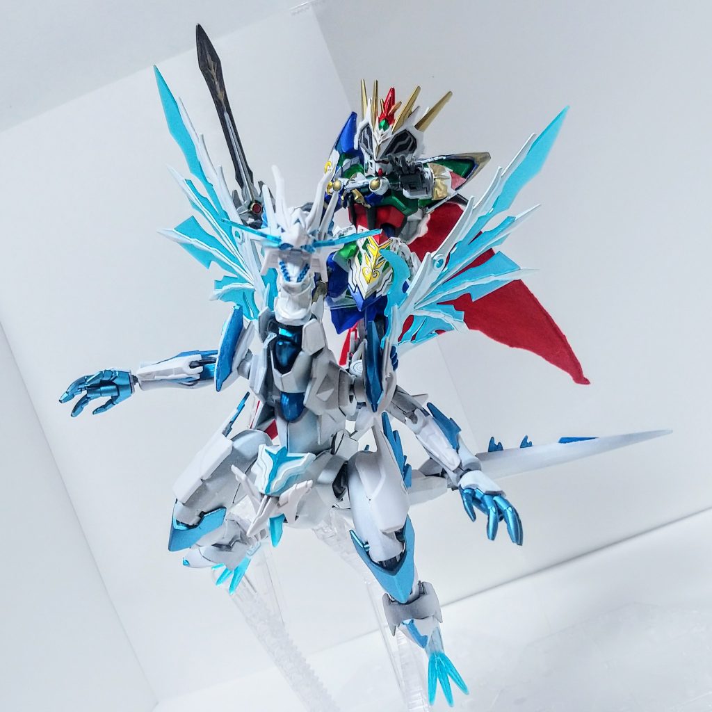 シャイングラスパードラゴンの背中の台にはちゃんと別の機体を乗せることができます（なお不安定）