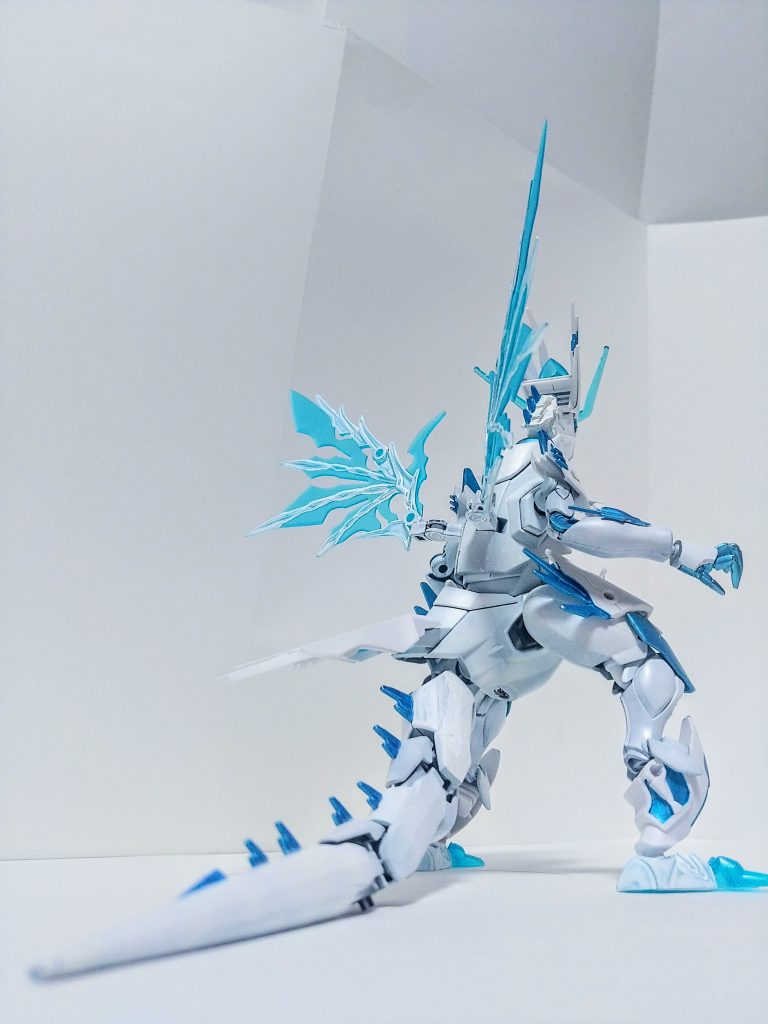 HGダナジンをベースにシャイングラスパードラゴンの大体のパーツの接着、スプレー塗装を施しました脚と首が長くなりました　でっかおまけ　リアル頭身のナイトストライクガンダムとウォーロックイージスガンダムとのブンドド