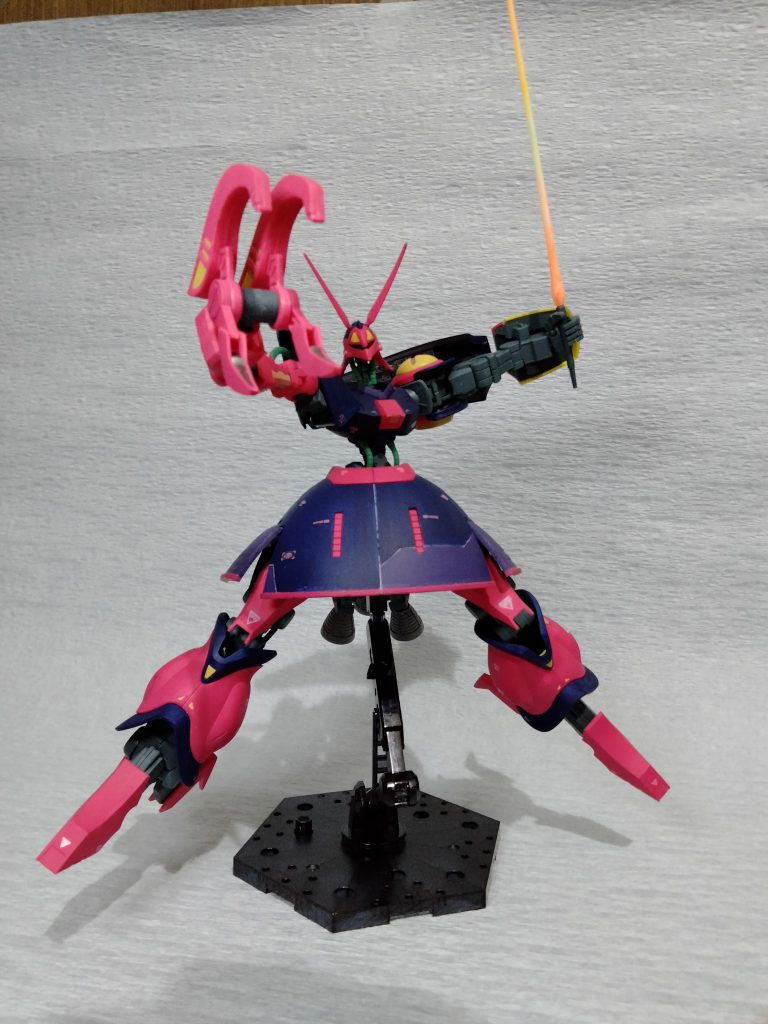 ビームサーベルで。蛍光オレンジと蛍光イエローで塗っています。