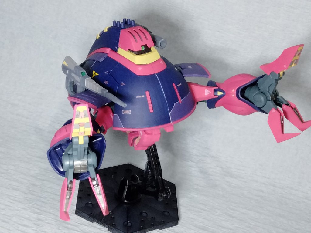 モビルアーマー形態。ジオンのビグロだかを参考に開発されたとどっかで読みました。