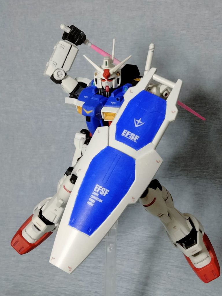 箱絵風ポーズです。可動範囲は広くないですがこの程度なら可能です。