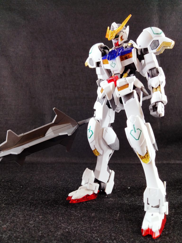 膝以外の黄色クリアパーツには、裏にゴールド、胸部の青色クリアパーツには、裏からシルバーを塗りました。赤クリアパーツはそのままです。白は成型色のまま艶消しです。電源マークはピンクを持ってなかったのでメタリックグリーンにしました。