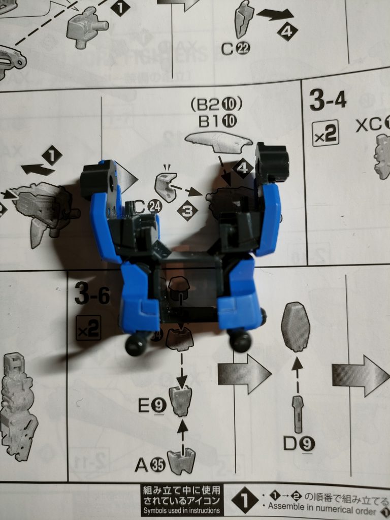 制作過程です。一番大きな改造箇所で、フレームごと切断して腕の取り付け位置を上側に変更しています。さらに本体と肩部を密着させるためピンバイスで開口しました。