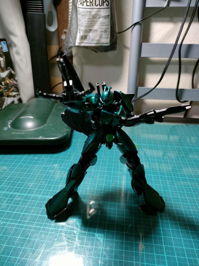 右腕のクローパーツはジョイントパーツをいじって作りました。本来は射撃武器が内蔵されてますがあえて鉄血の世界風にクローパーツのみで制作しました～