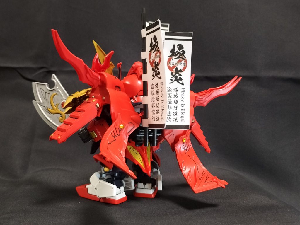 赤鎧装束と藍色の羽織、ワンポイントの控えめな金が威厳を与える。