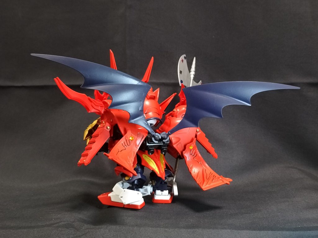 極炎の纏(背面)なお両刃の斧には峰打ちは存在しない。いつでも容赦の無い彼の戦闘スタイルを形容した異名。