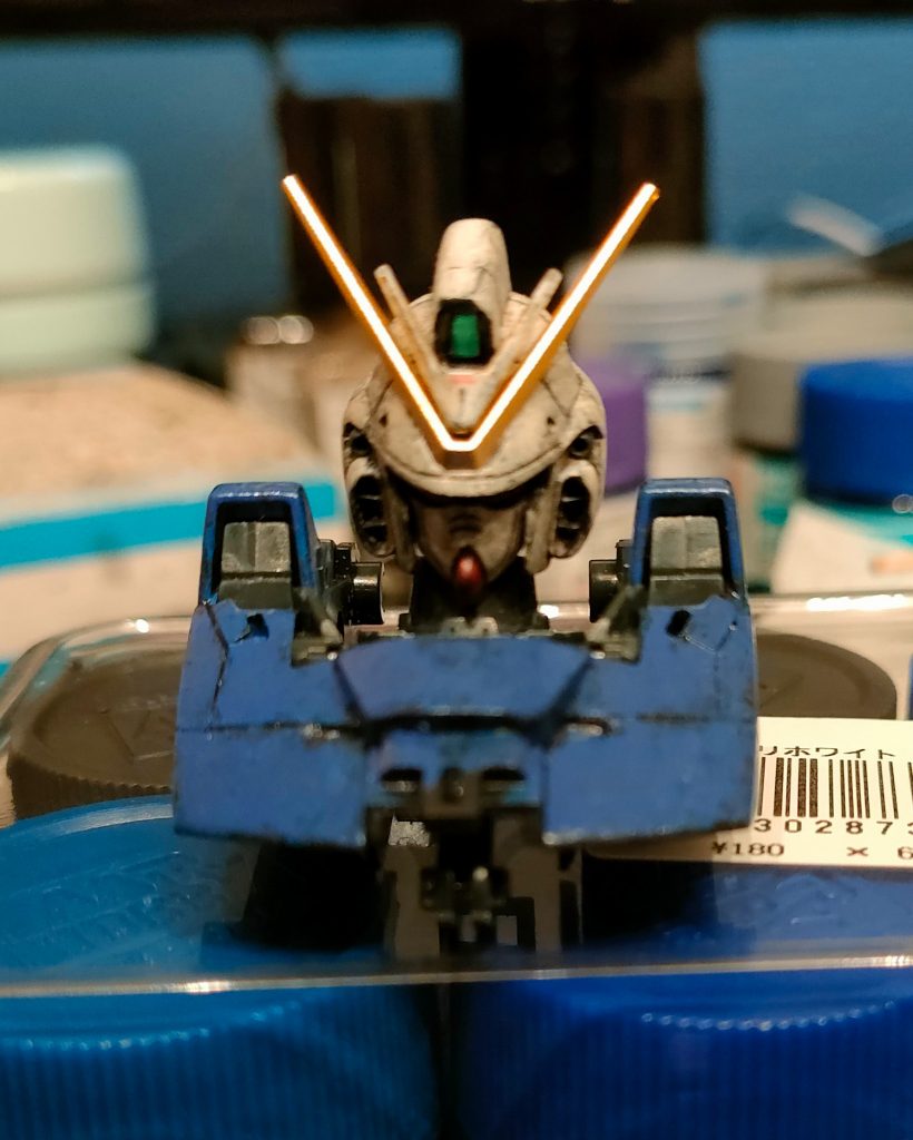 塗装を開始。頭部だけ先に完成させてモチベーションを保ちました。