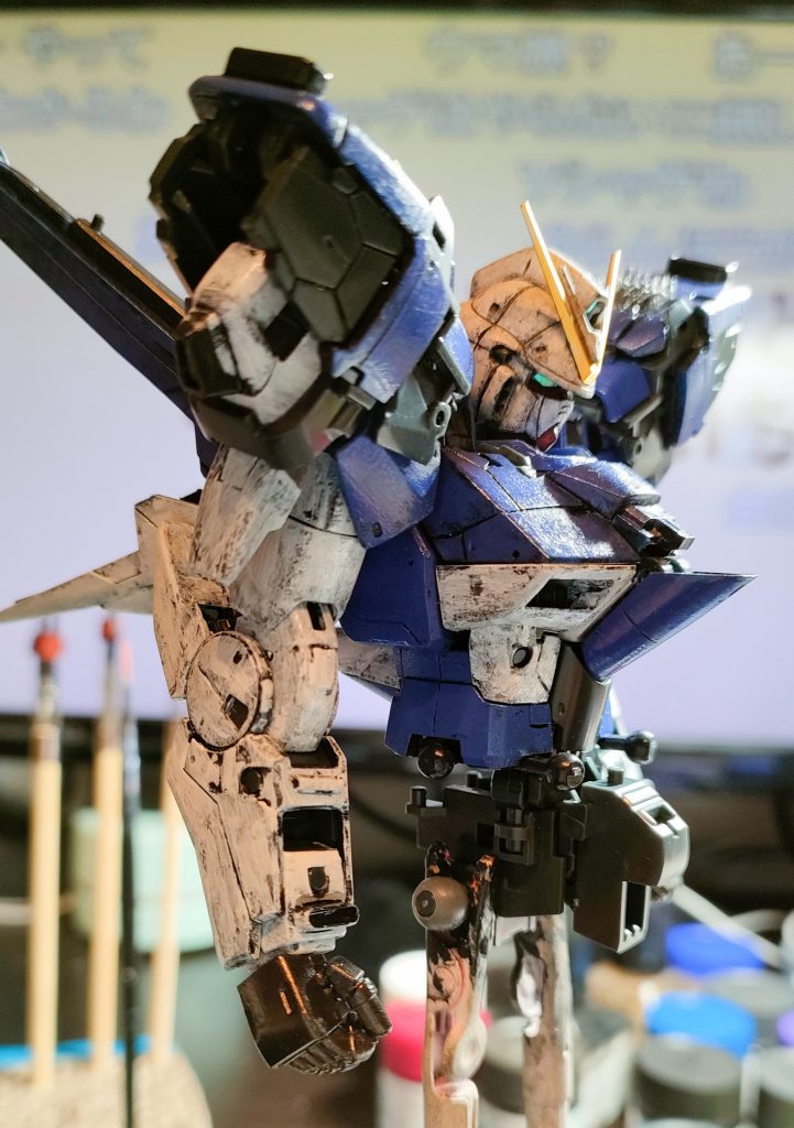 塗装は前述の通り水性ホビーカラーを筆塗りしています。まず全体にダークグレーを塗って、その上から薄く色を重ねています。白部分は明灰白色→ホワイト、青部分はダークブルー→パープルブルー(ロイヤルブルー?)です。